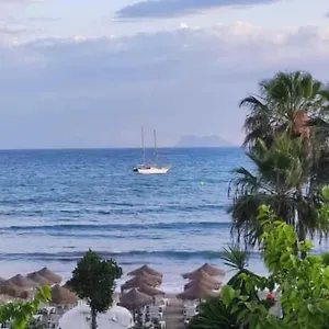 En A Metros Del Puerto Deportivo Estepona